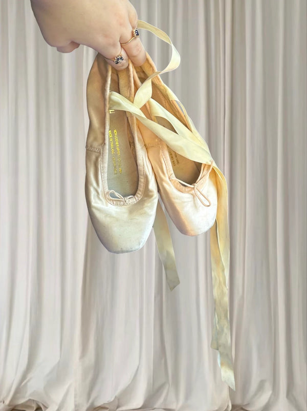 Bloch Ballet Pointe Shoes - Classic Pink Satin With Ribbons 5 1/2 - Image 1