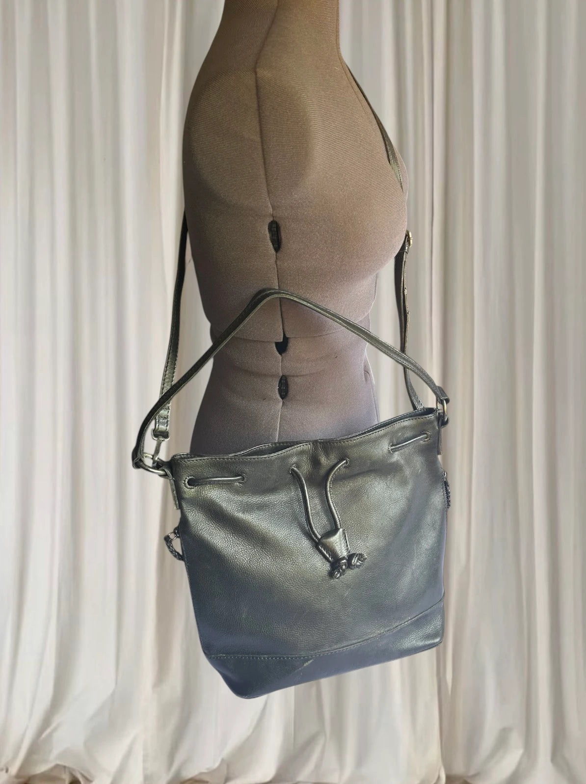 Evity Genuine Leather Bucket Bag - Vintage Black Crossbody Handbag - Image 2