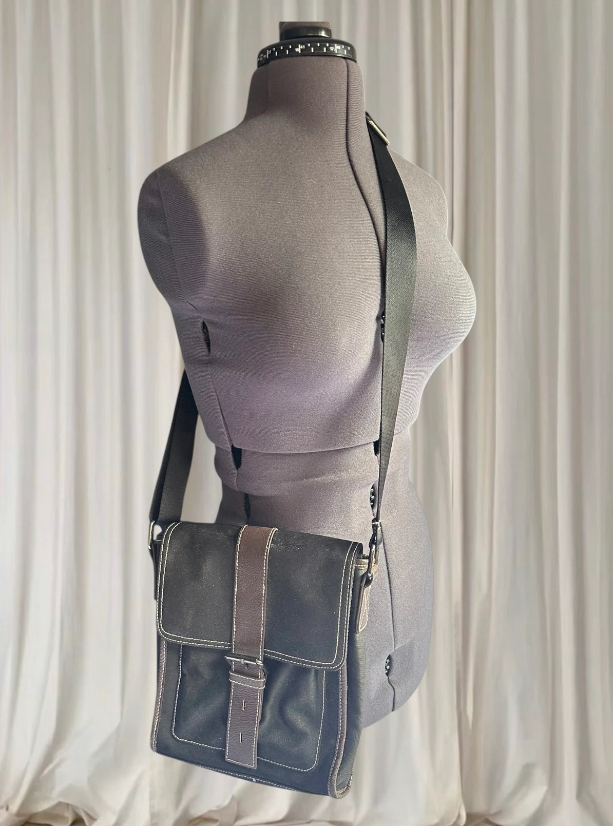 Alca Lines Crossbody Messenger Bag - Black Casual Everyday Carry - Image 1