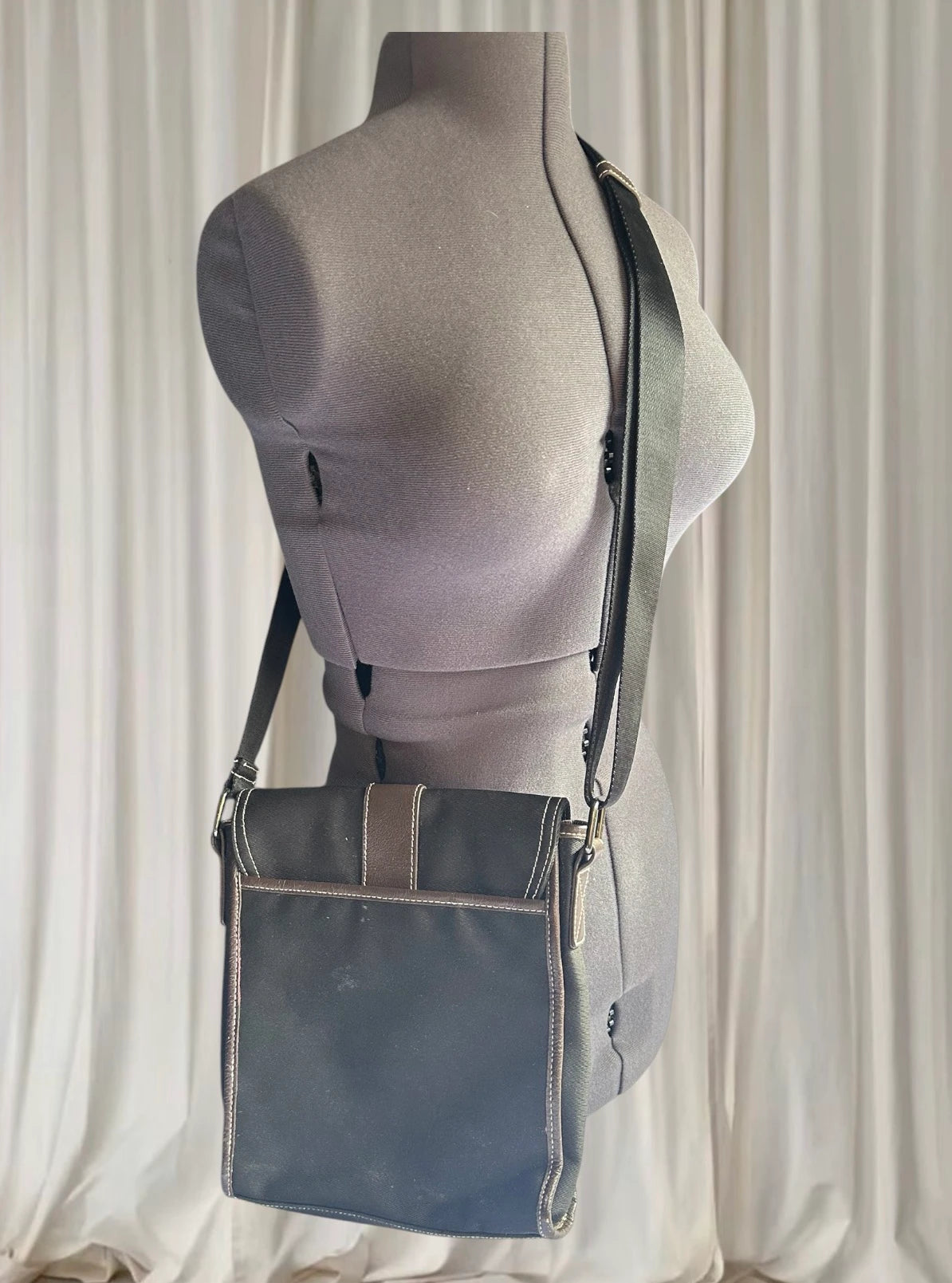 Alca Lines Crossbody Messenger Bag - Black Casual Everyday Carry - Image 2