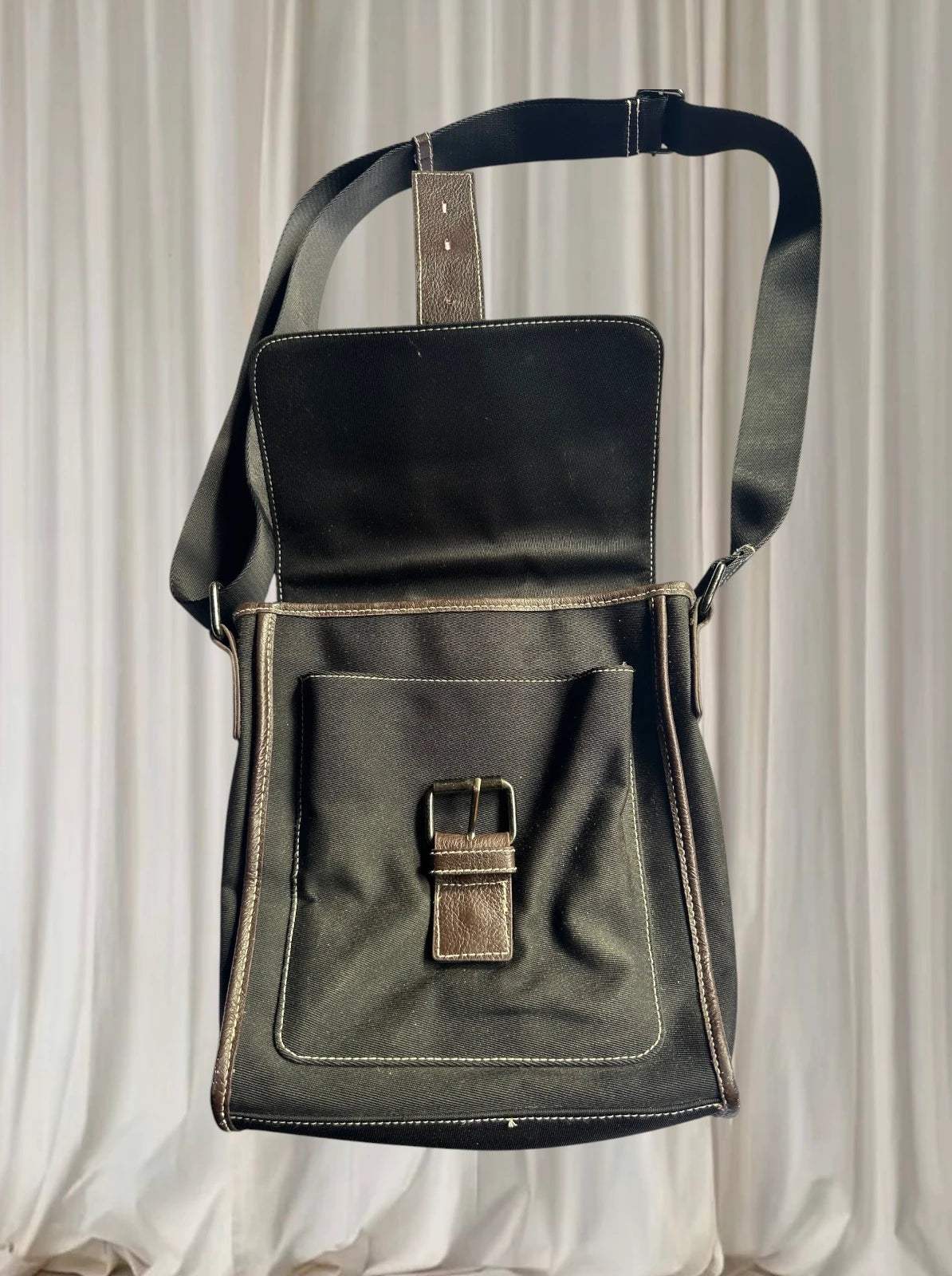 Alca Lines Crossbody Messenger Bag - Black Casual Everyday Carry - Image 4