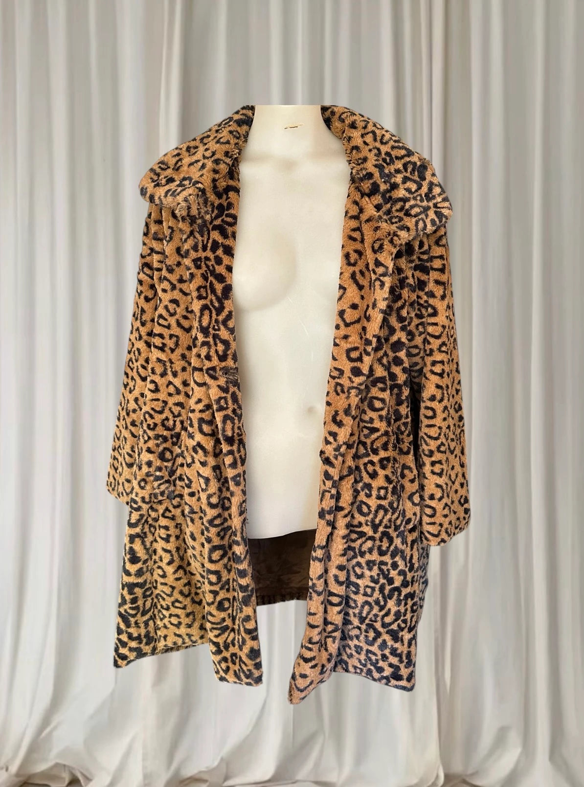 Vintage Style Faux Fur Coat - Statement Leopard Print Winter Outerwear - Image 4