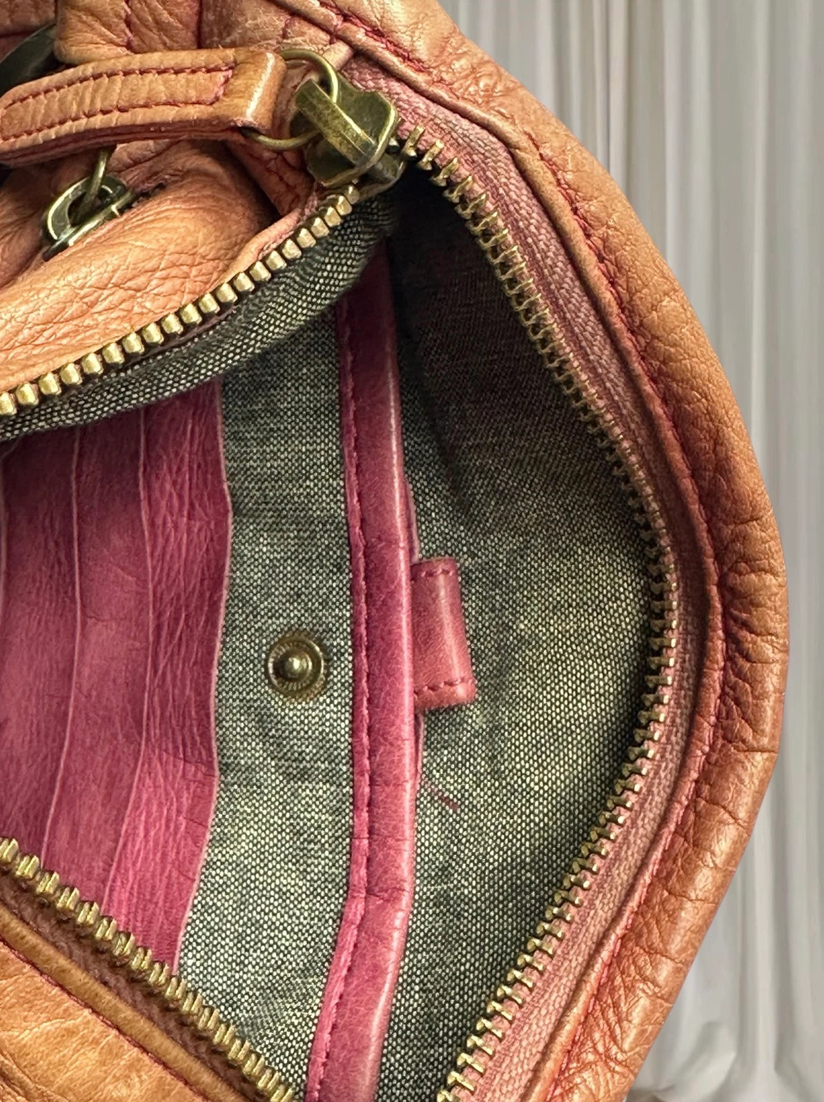 Dusky Robin Leather Crossbody Bag - Mintage Mauve Elegant Finish - Image 6