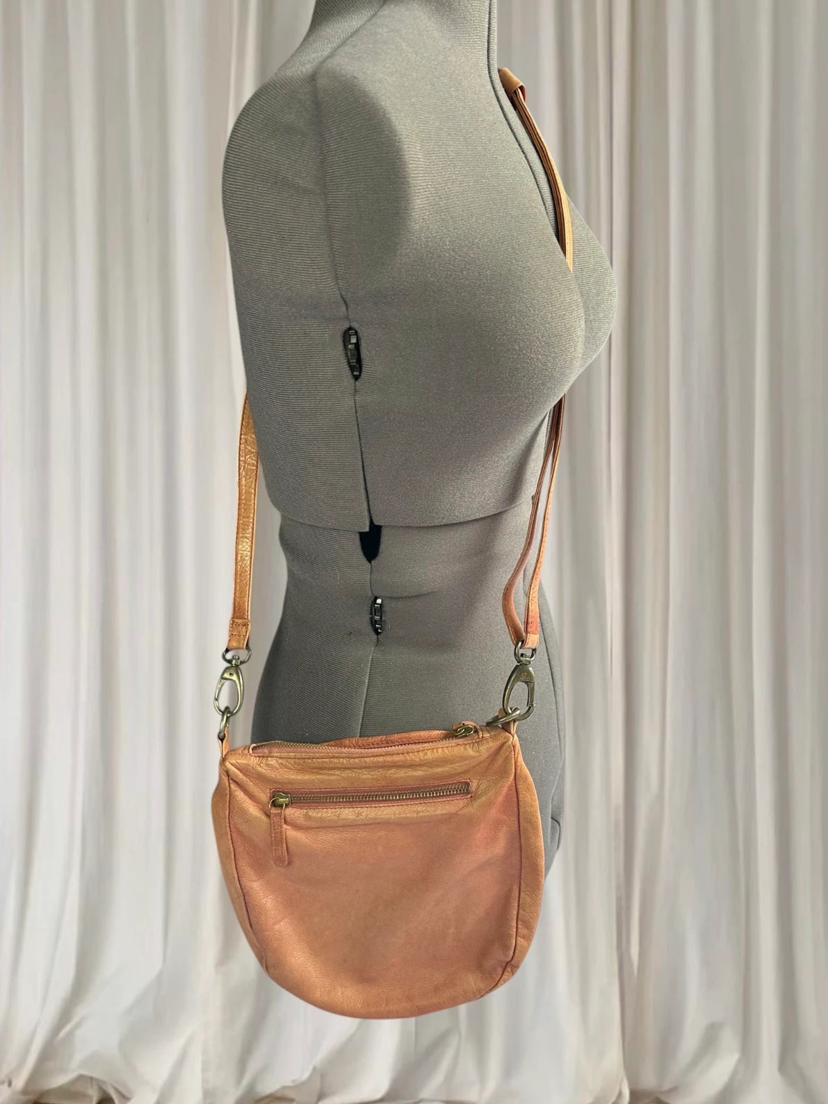 Dusky Robin Leather Crossbody Bag - Mintage Mauve Elegant Finish - Image 2