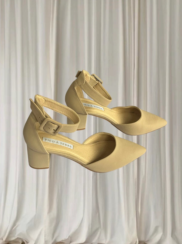 Pied à Terre Block Heel Pumps - Elegant Beige Pointed Toe Ankle Strap 7AU - Image 1