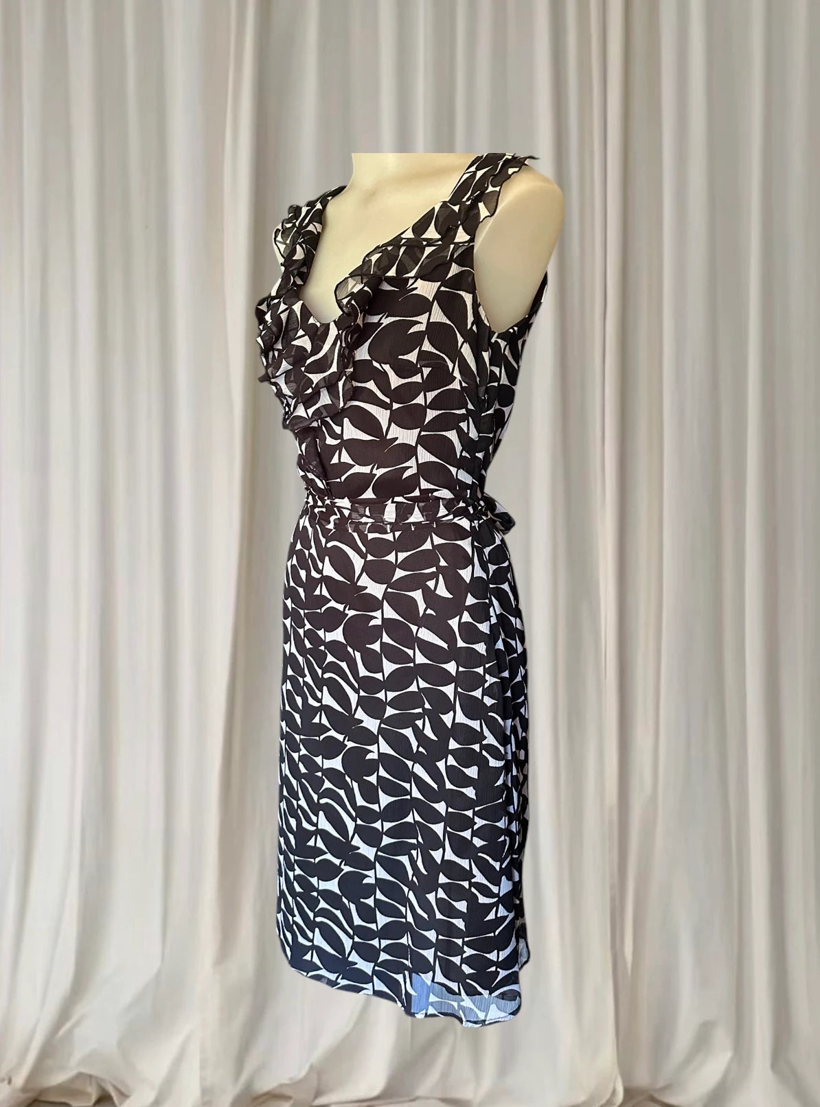Conspiracy Vintage Sleeveless Dress - Elegant Black and White Leaf Print with Ruffles - Image 4