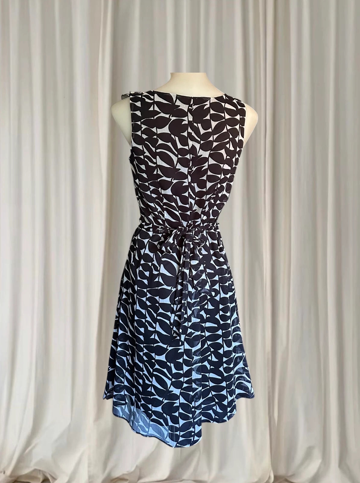 Conspiracy Vintage Sleeveless Dress - Elegant Black and White Leaf Print with Ruffles - Image 5