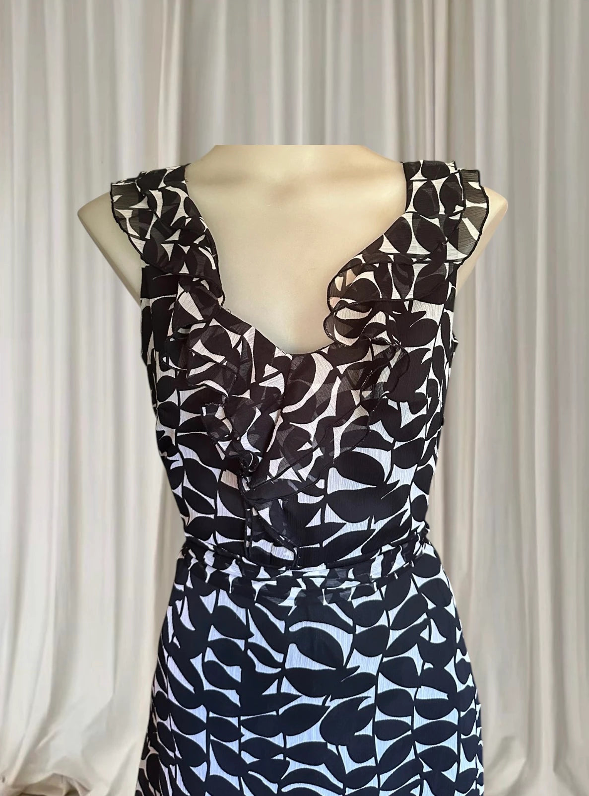 Conspiracy Vintage Sleeveless Dress - Elegant Black and White Leaf Print with Ruffles - Image 3