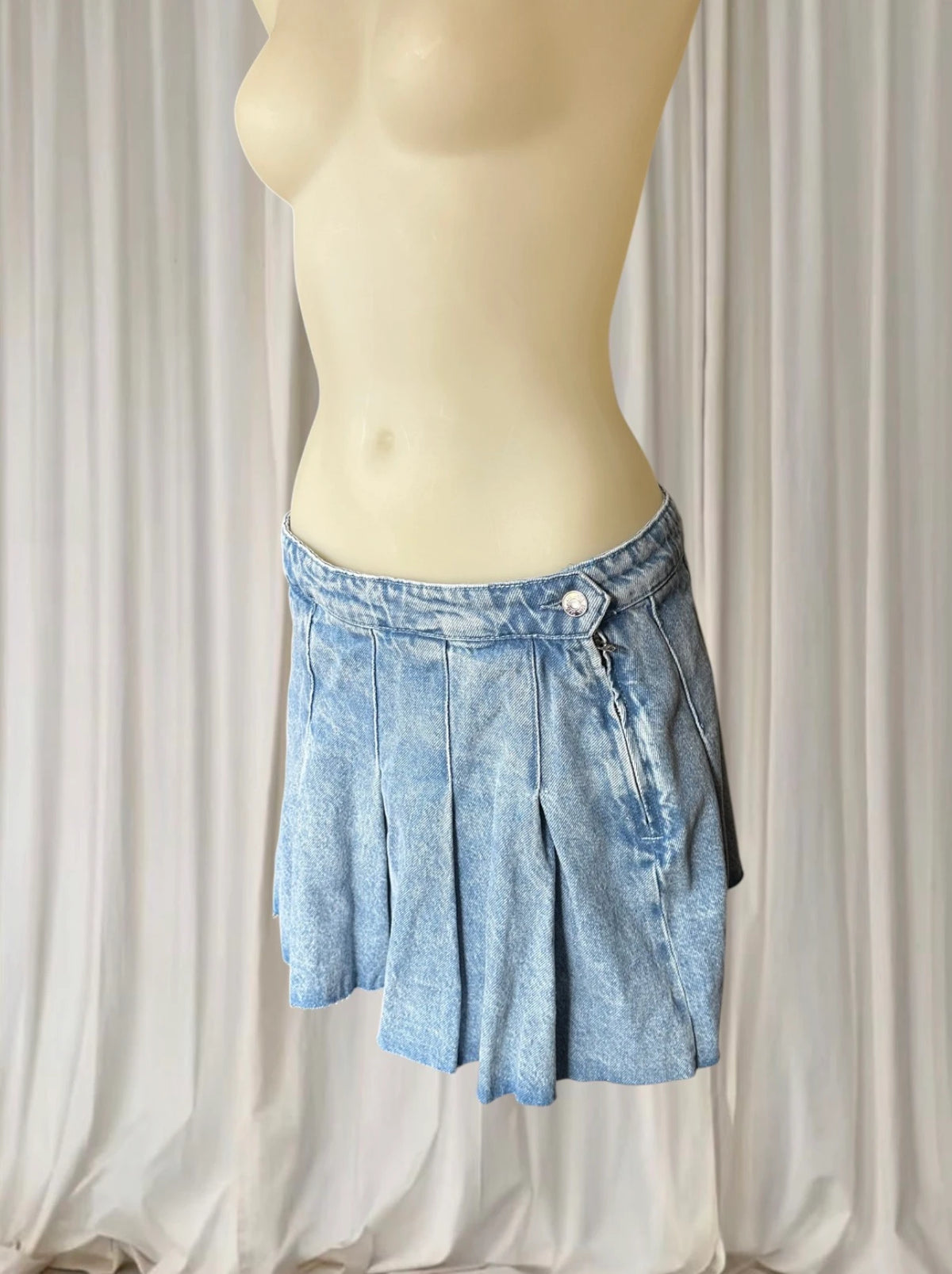 Denim Mini Skirt Y2k Vibe - Acid Wash Pleated Silhouette Size L - Image 4
