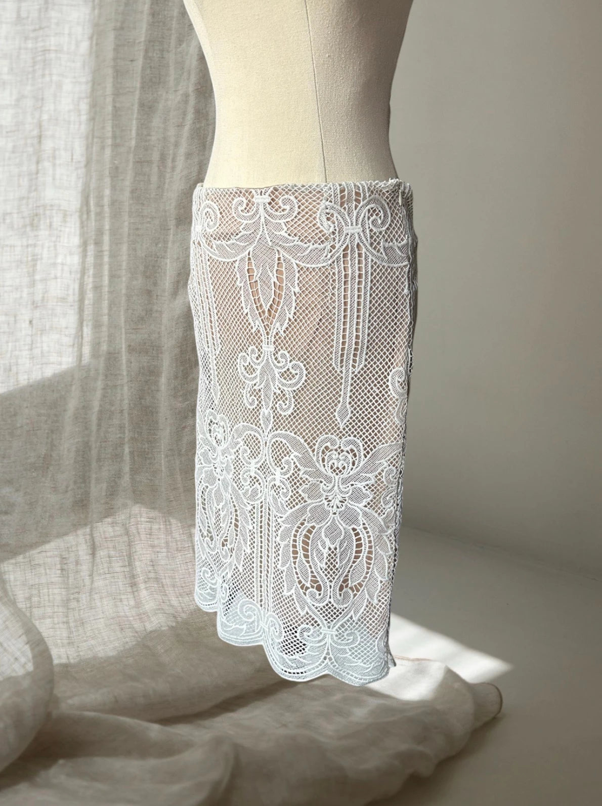 Vintage White Lace Pencil Midi Skirt - Romantic Guipure Floral Design M - Image 3