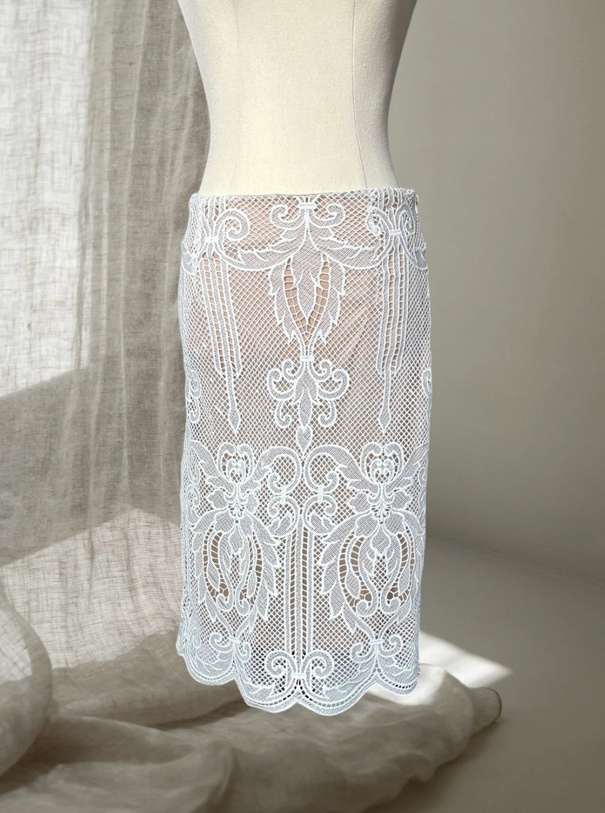 Vintage White Lace Pencil Midi Skirt - Romantic Guipure Floral Design M - Image 2