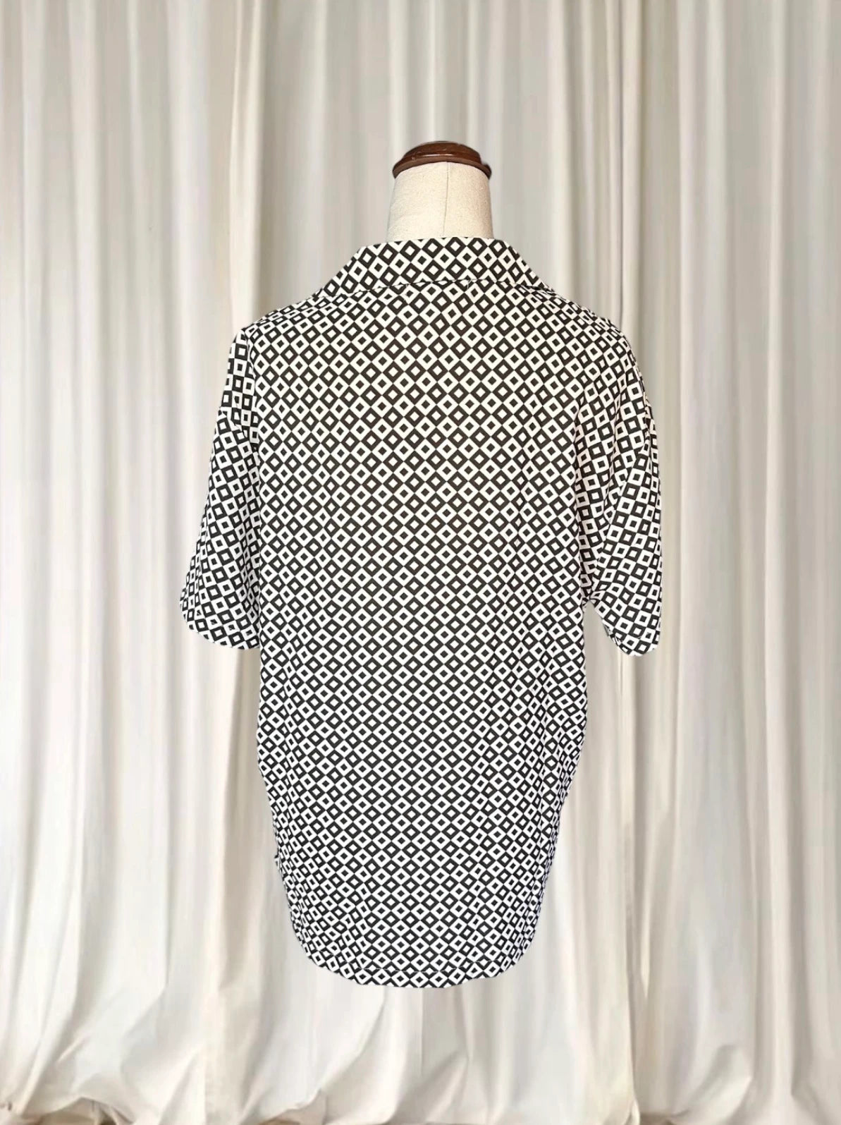 Geometric Print Short Sleeve Button-Down Shirt - Unisex Large - Image 4