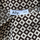 Geometric Print Short Sleeve Button-Down Shirt - Unisex Large - Image 5