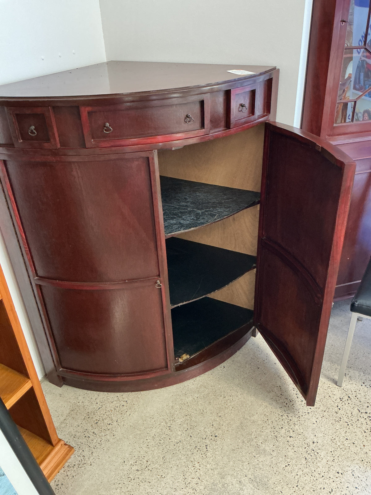 Corner storage unit