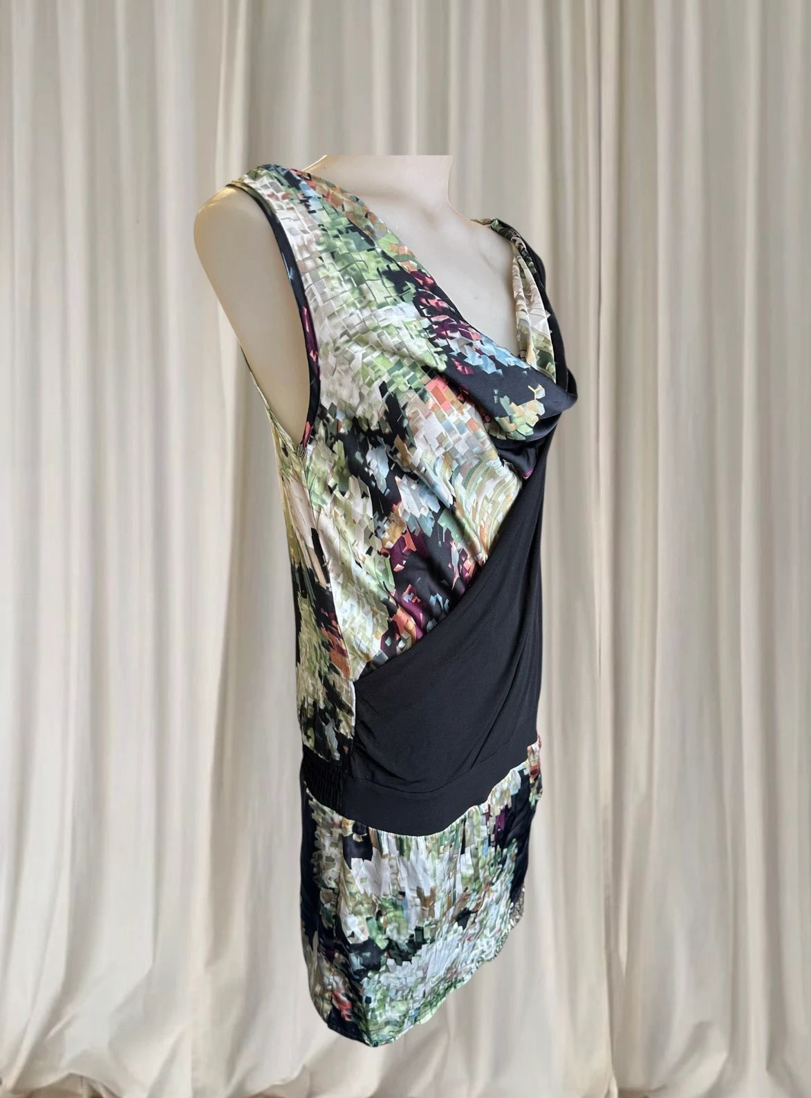 Contrast Asymmetrical Cowl Neck Dress - Sleeveless Modern Evening Wear - Image 4