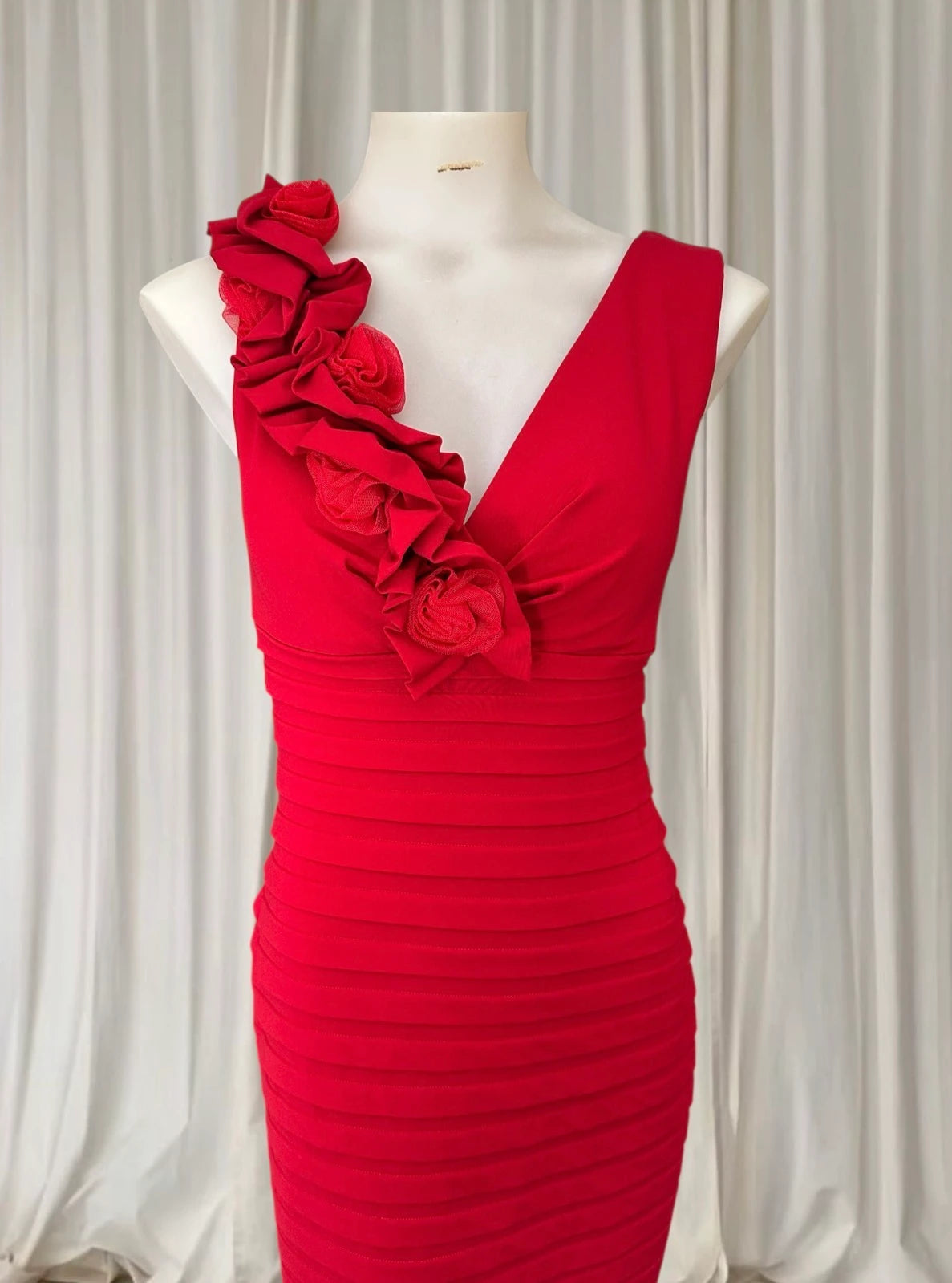 Montique Vintage Cocktail Dress - Elegant Red Bodycon Silhouette - Image 2