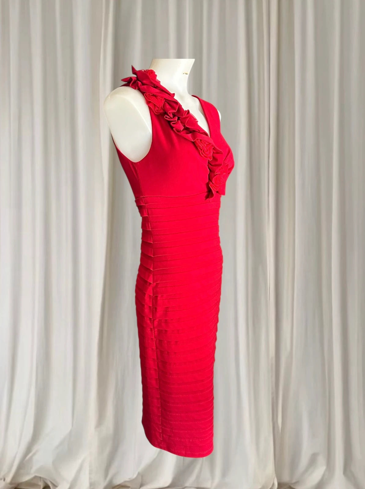Montique Vintage Cocktail Dress - Elegant Red Bodycon Silhouette - Image 3