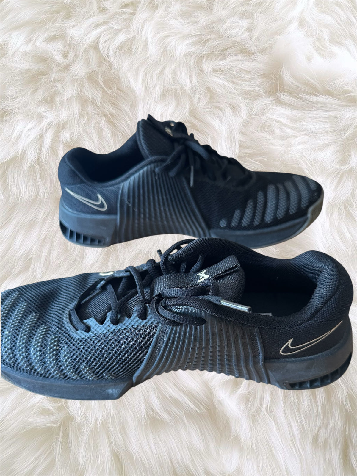 Nike Men's Black and Gold Trainers