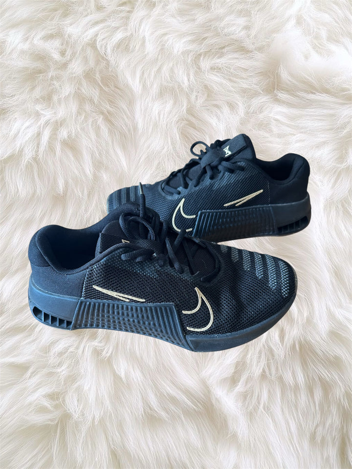 Nike Men's Black and Gold Trainers