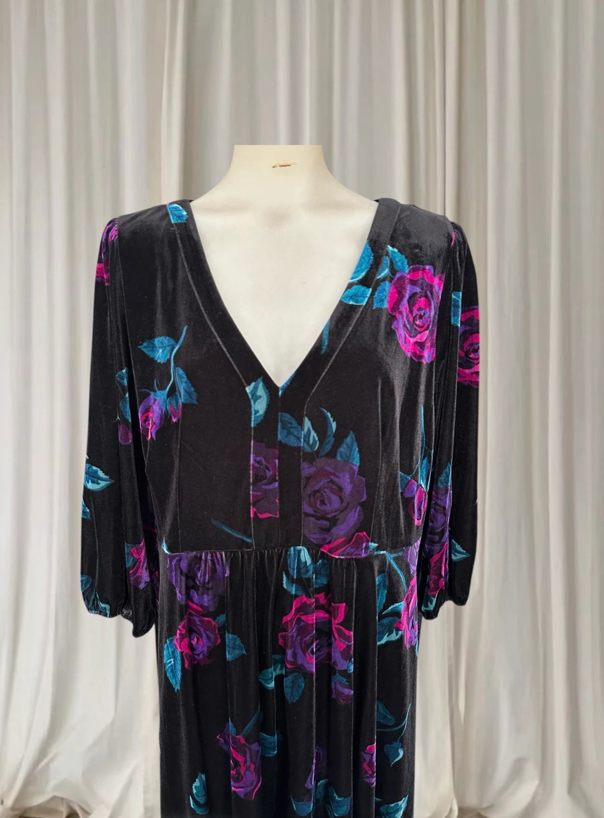 Taking Shape Floral Velvet Dress - Golden Elixir Black Midi - Image 2