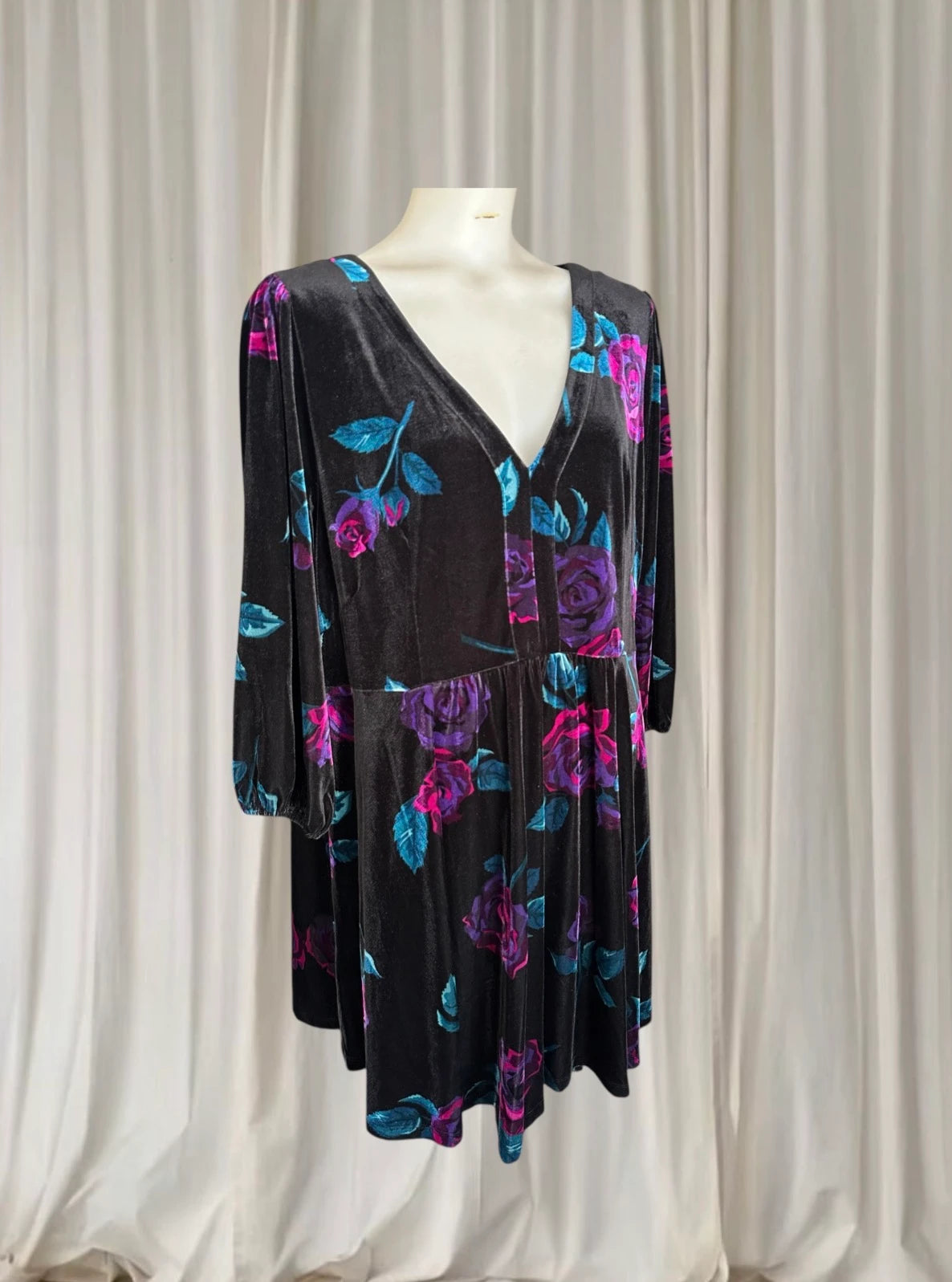 Taking Shape Floral Velvet Dress - Golden Elixir Black Midi - Image 3