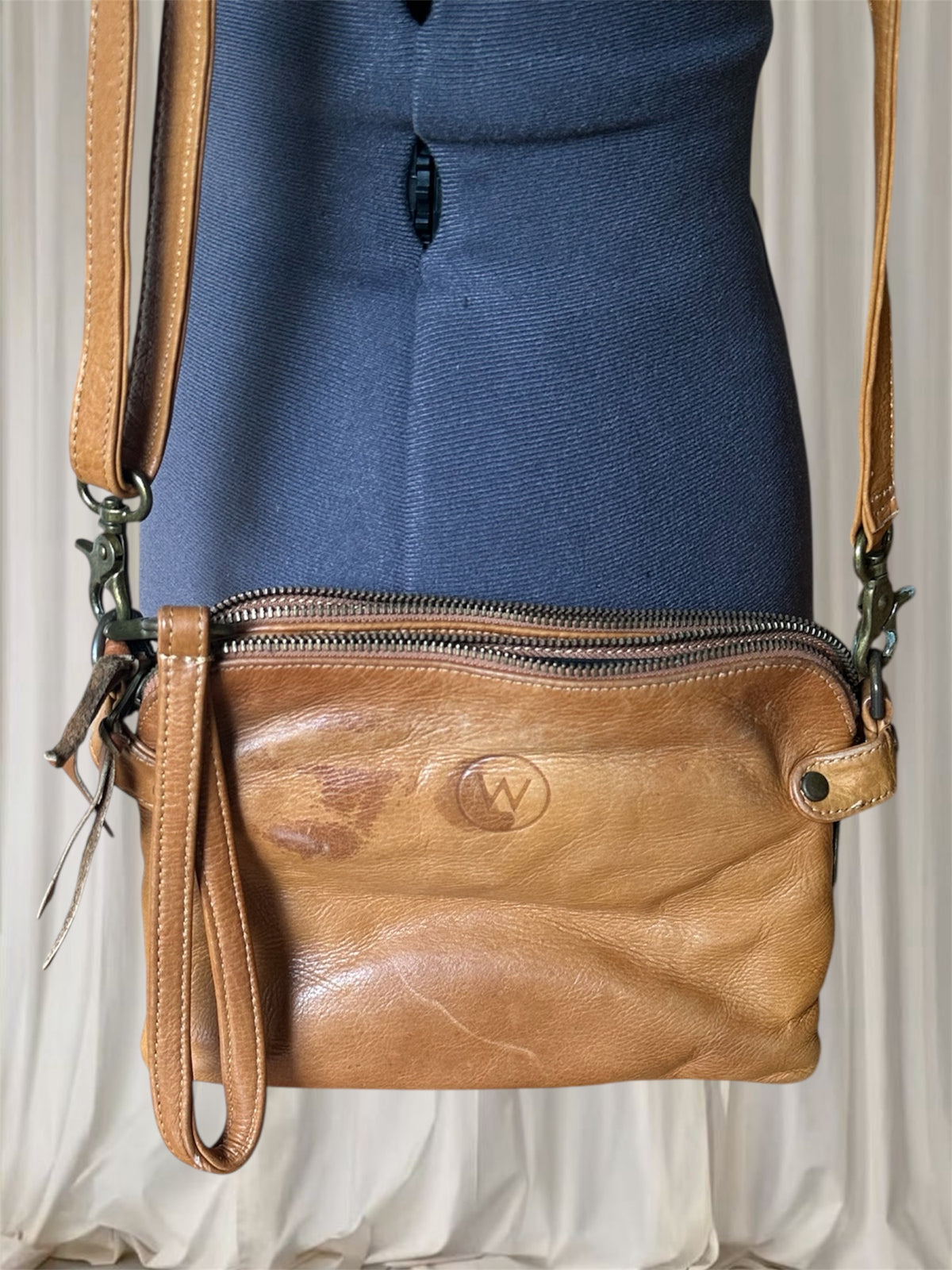 THE WANDERERS TRAVEL CO Tan Brown Leather Crossbody Shoulder Bag Handbag.