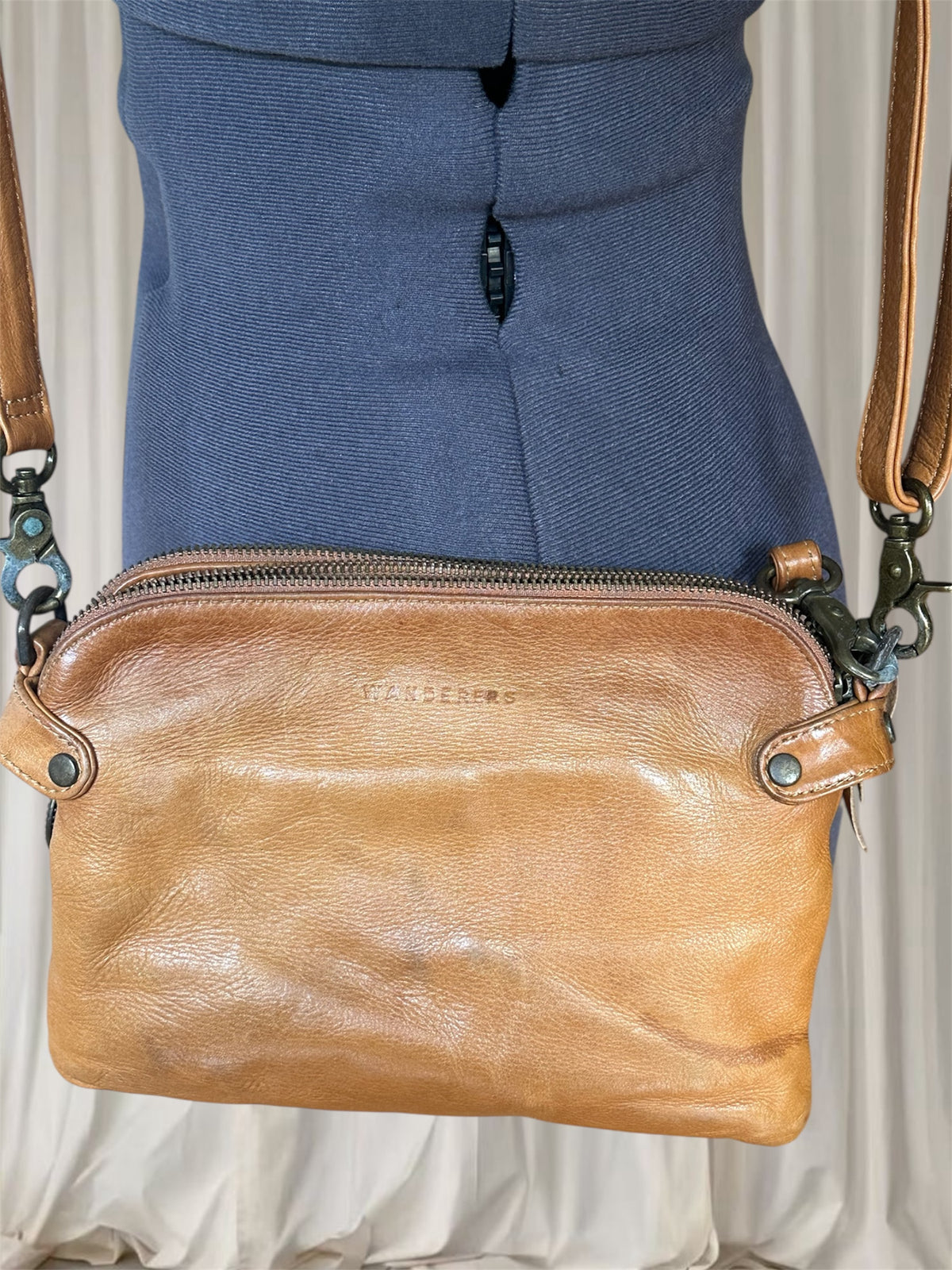 THE WANDERERS TRAVEL CO Tan Brown Leather Crossbody Shoulder Bag Handbag.
