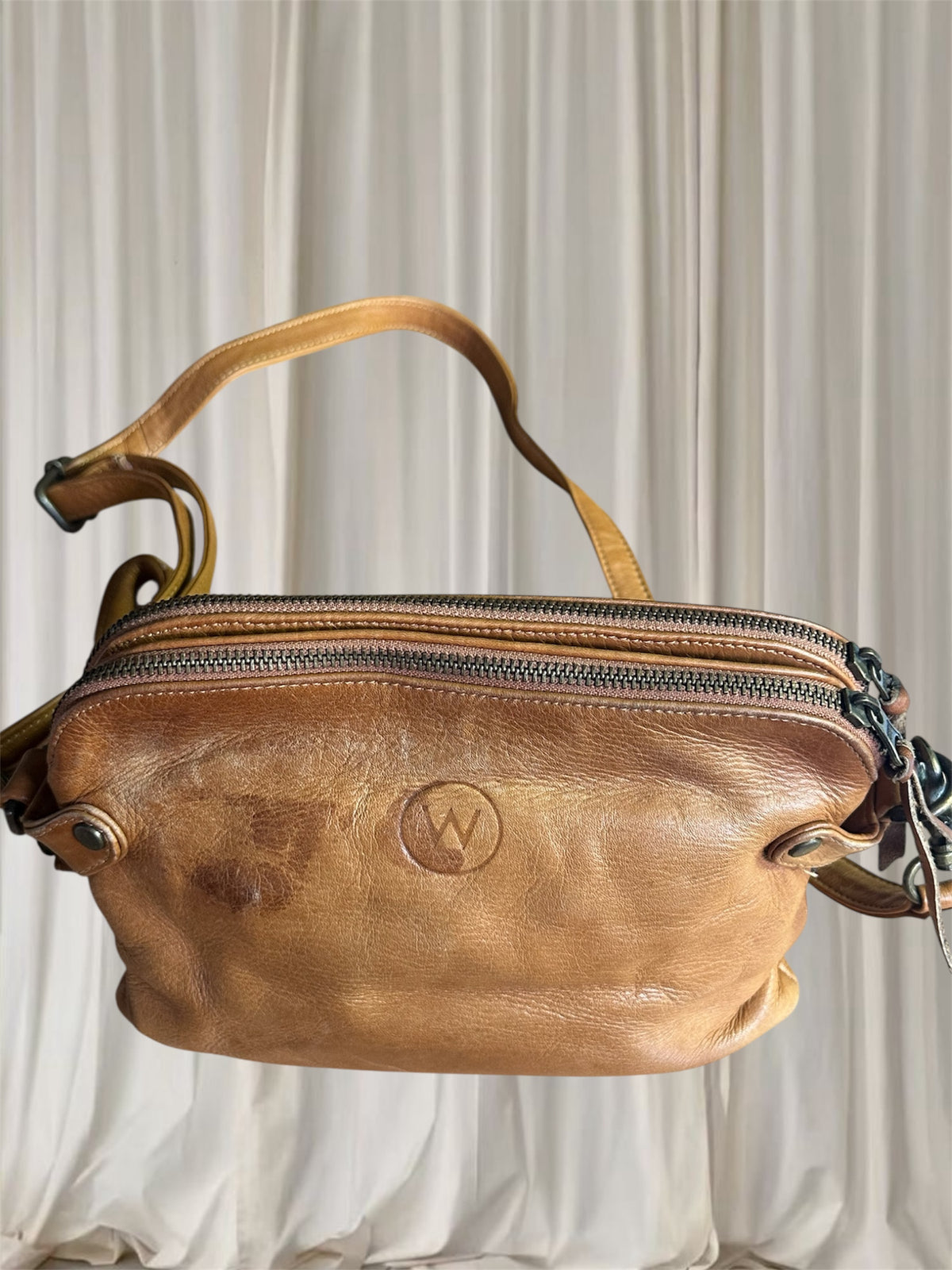 THE WANDERERS TRAVEL CO Tan Brown Leather Crossbody Shoulder Bag Handbag.